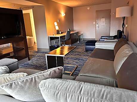 King Suite with Sofa Bed and Soaker Tub - Non-Smoking