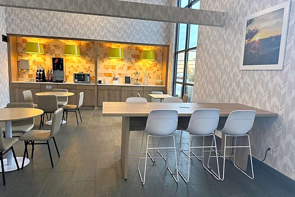 Days Inn & Suites by Wyndham Wausau