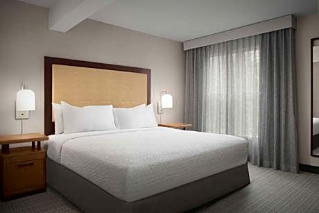 One-Bedroom Suite with Roll In Shower - Hearing Accessible/Non-Smoking