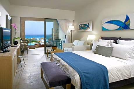 Suite with Private Pool and Sea Front View
