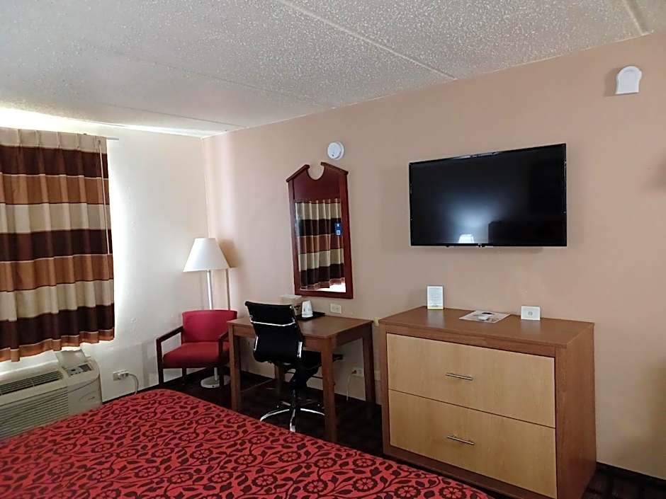 Days Inn & Suites by Wyndham Laredo