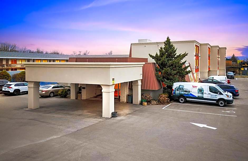 Niagara Lodge & Suites