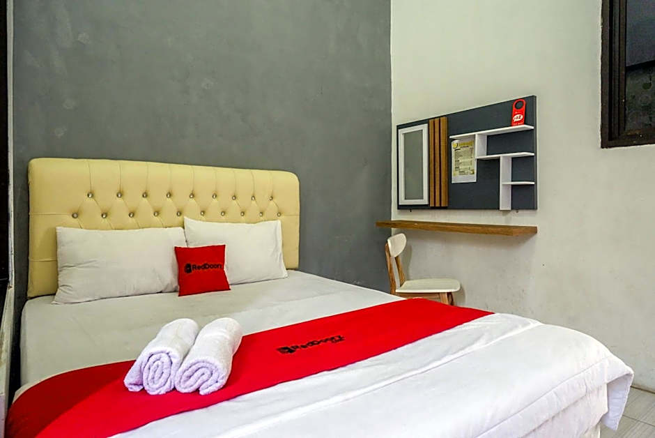 RedDoorz Syariah near Alun Alun Kajen