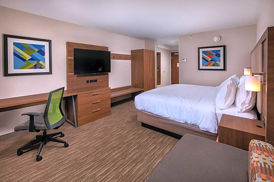 Holiday Inn Express and Suites Chatsworth By IHG
