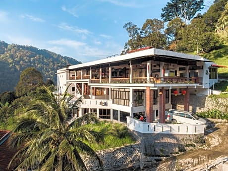 Ellin Forest Karaoke & Pool Resort Bukit Tinggi