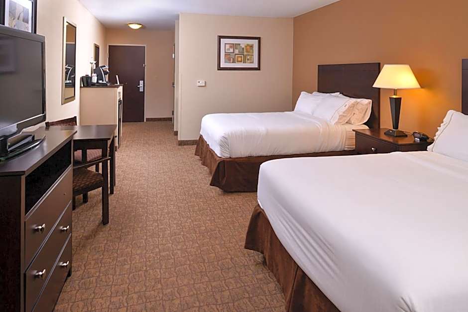 Holiday Inn Express & Suites Fairmont By IHG