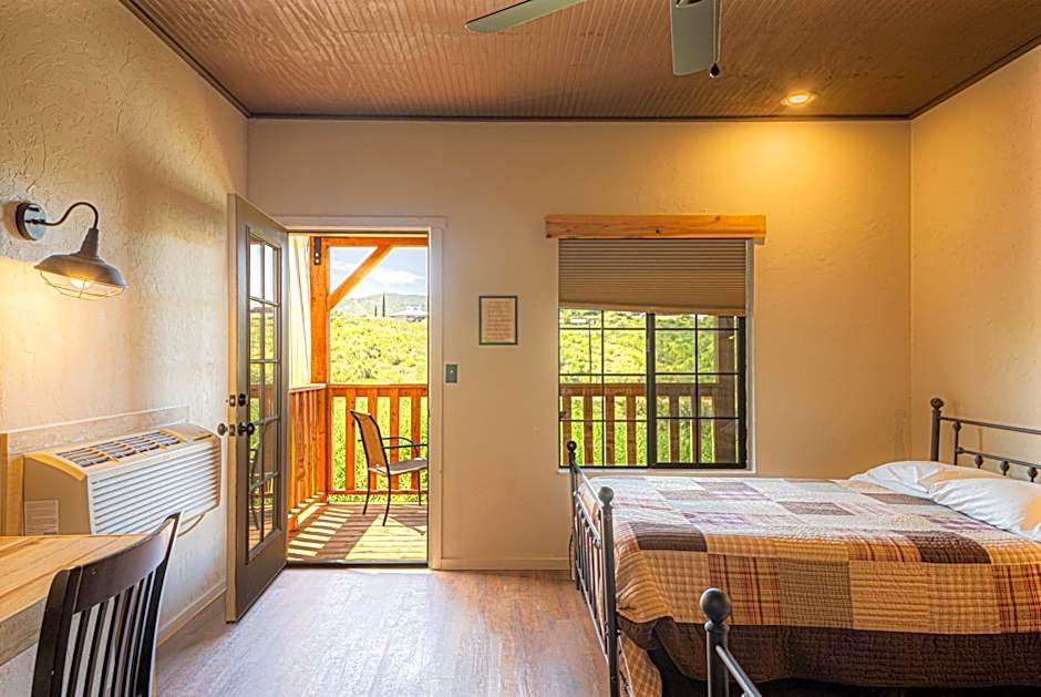 -Pet Friendly- Miners Cabin #5 -Two Double Beds - Private Balcony