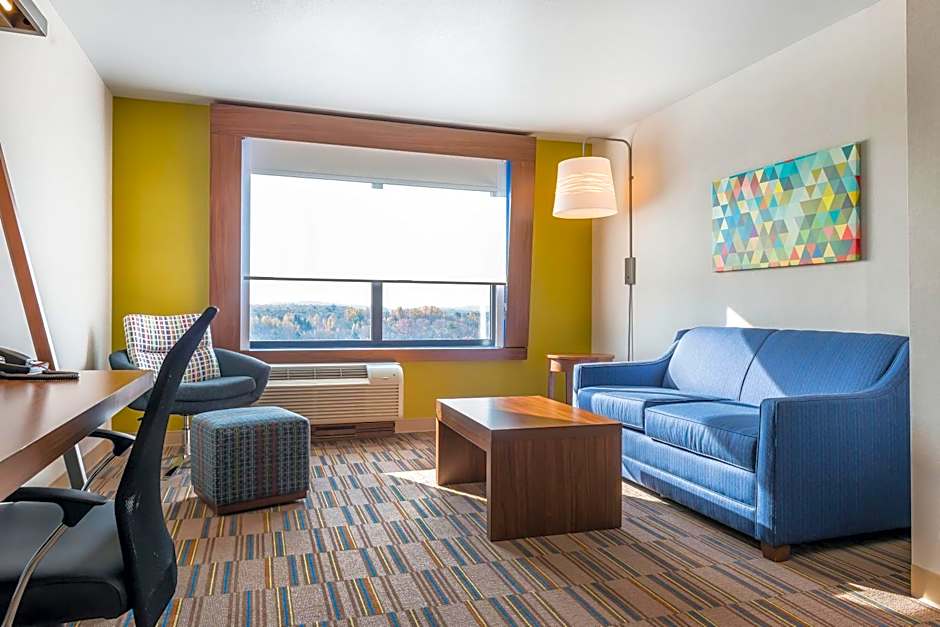 Holiday Inn Express & Suites Clarion By IHG