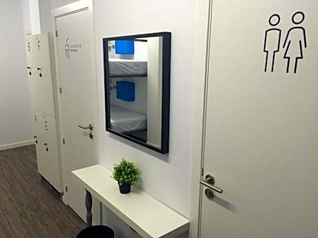 Bed in 6-Bed Mixed Dormitory Room with Shared Internal Bathroom