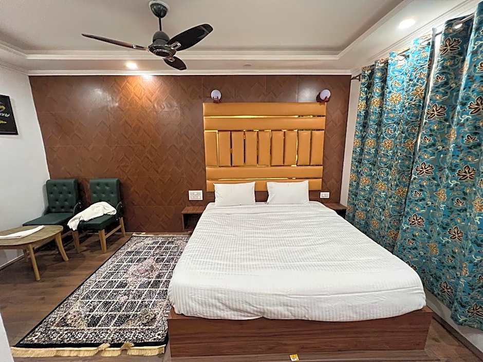 Pandith Exotics Hotel And Restaurant 