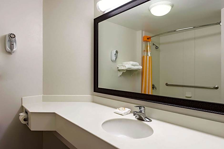 Travelodge by Wyndham Houston Cy-Fair