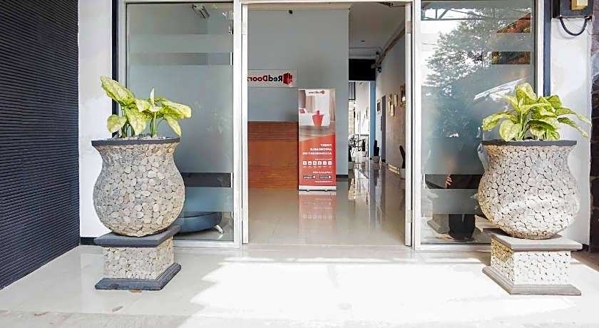RedDoorz near Velodrome Malang 2