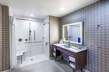 1King Accessible Roll In Shower Studio Nosmok