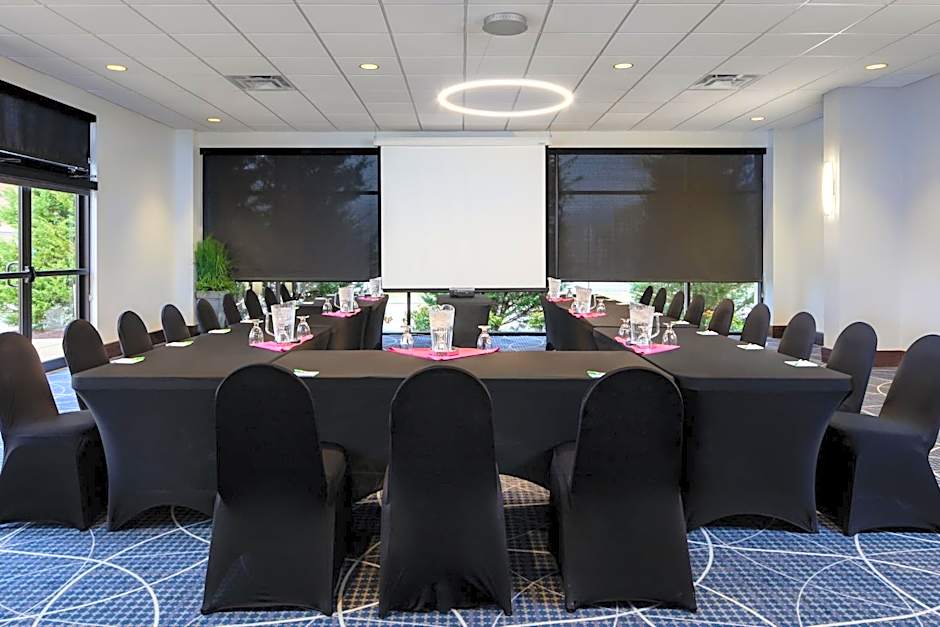 Holiday Inn and Suites Charleston West By IHG