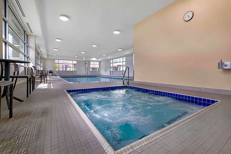 Econo Lodge Inn & Suites