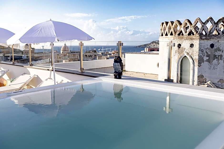 White 1903 - Rooftop Pool & Luxury Rooms