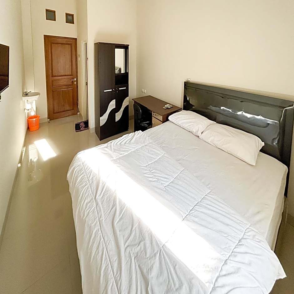 Queen Belt Mitra Reddoorz