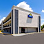 Days Inn & Suites by Wyndham Indianapolis Airport East