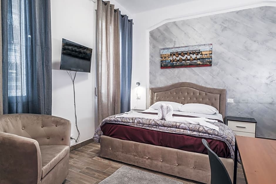 Bulldog Station Apartments with private WC, AC, TV