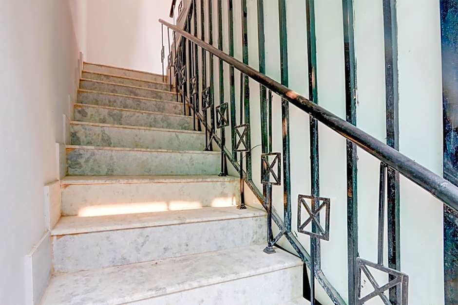 Collection O SS BLUE INN