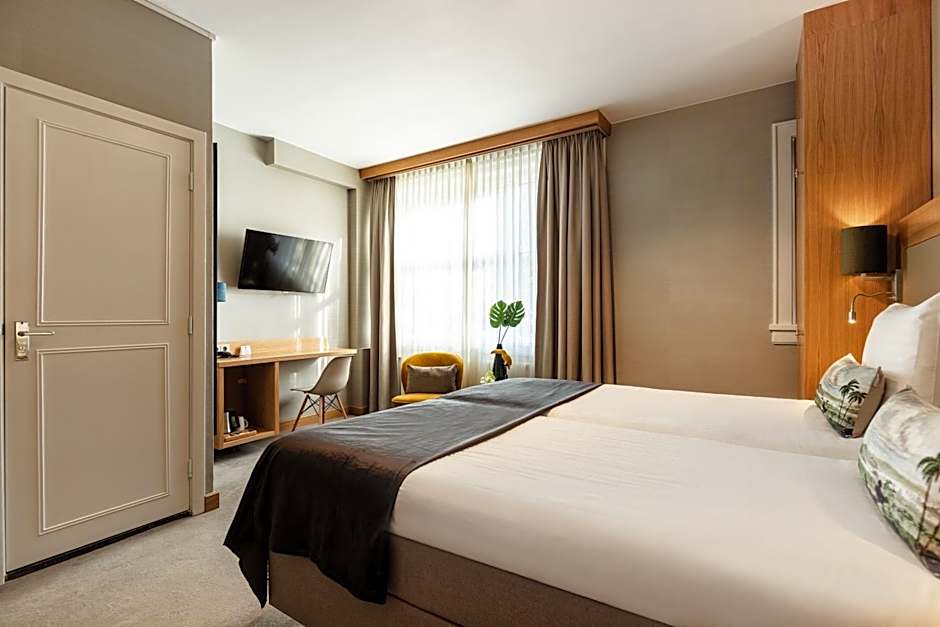 Photo 1 of 5 of 1 Queen Bed