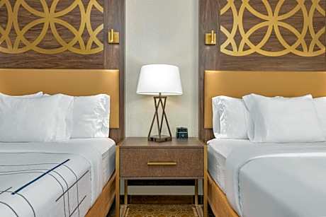 Two Queen Beds with Balcony or Patio and Lake View - Lower Floor