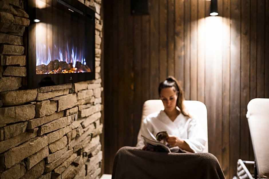 Aparthotel Familiaris - Family Apartments - Pools & Spa in Dolomites