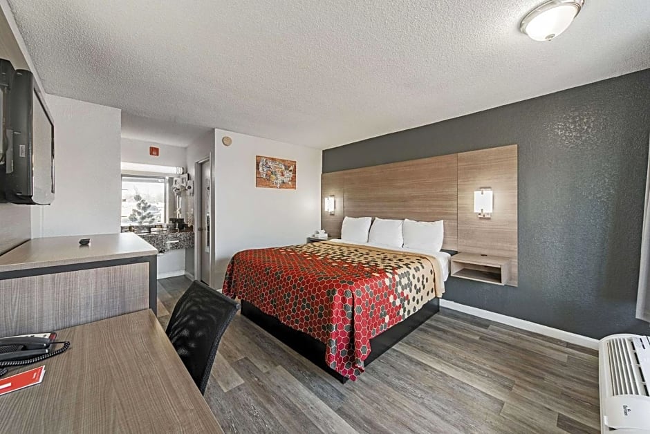 Econo Lodge Inn & Suites Bricktown