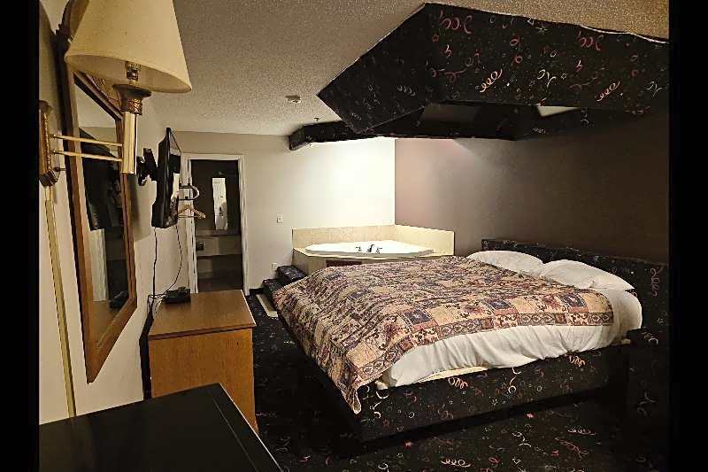 Econo Lodge Inn & Suites