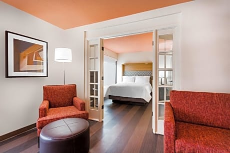 Deluxe Queen Suite