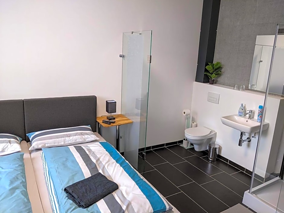 BUSINESS-MOTEL free WiFi & massage, air-con, XXL-Parking