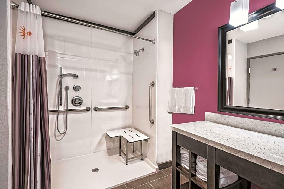 La Quinta Inn & Suites by Wyndham Dallas Grand Prairie North