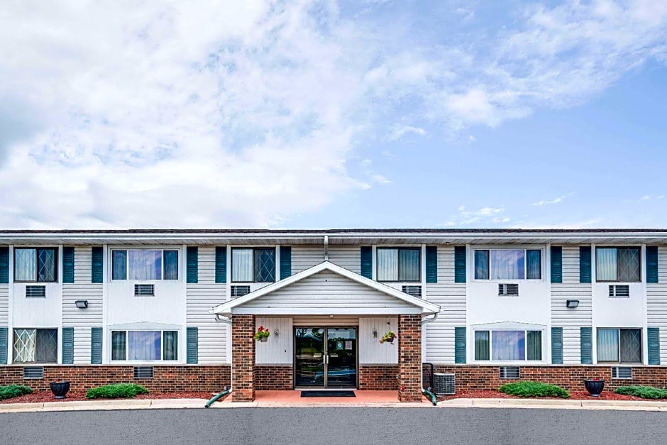 Super 8 by Wyndham Tomah Wisconsin
