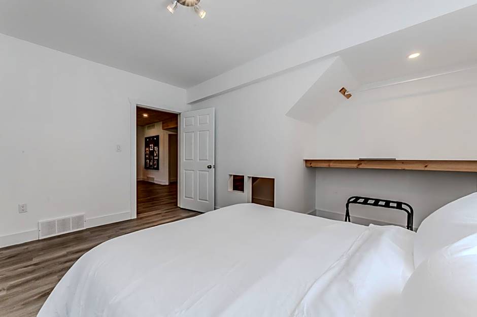 Luxury Lakefront Escape w Games Room