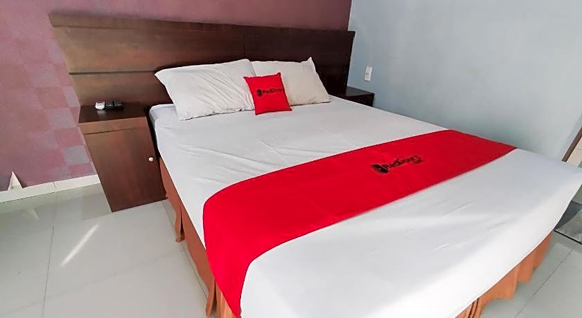 RedDoorz Syariah near Lotte Grosir Medan