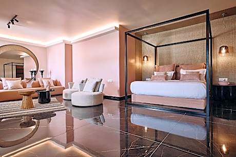 Romance suite with private pool & outdoor whirlpool