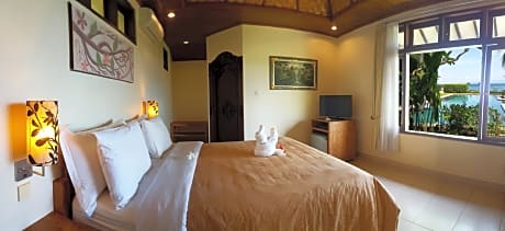 One-Bedroom Bungalow with Sea View