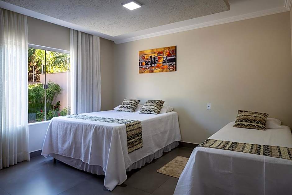 Muito espaço para criançada brincar! Casa com Piscina e Churrasqueira Privativa! Até 14Pax