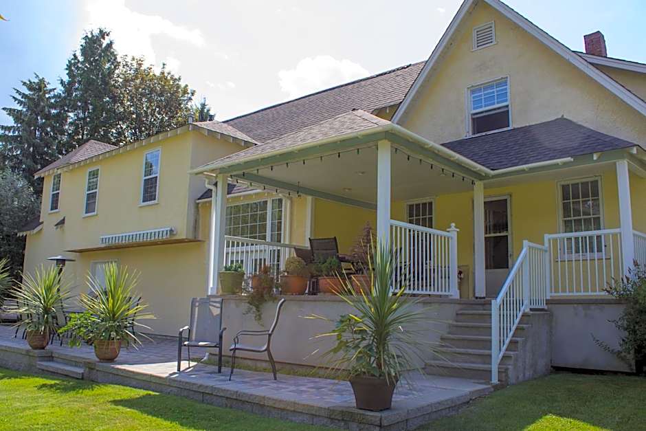 Genelle House B&B Guest House