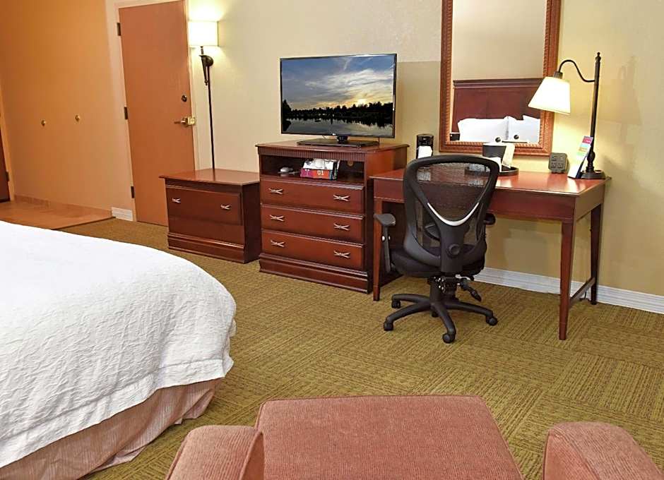 1 Queen Bed, Mobility Accessible — 4 fotoğraftan 1. fotoğraf