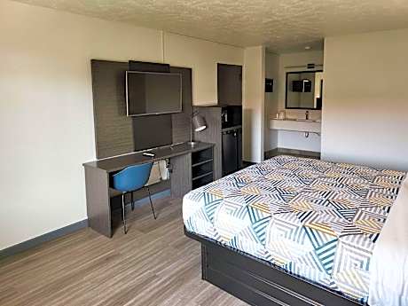 1 King Bed | Smoking, Micfridge