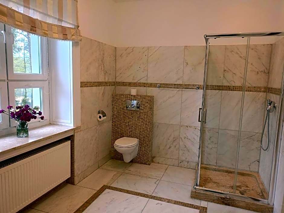 Oficerski Yacht Club