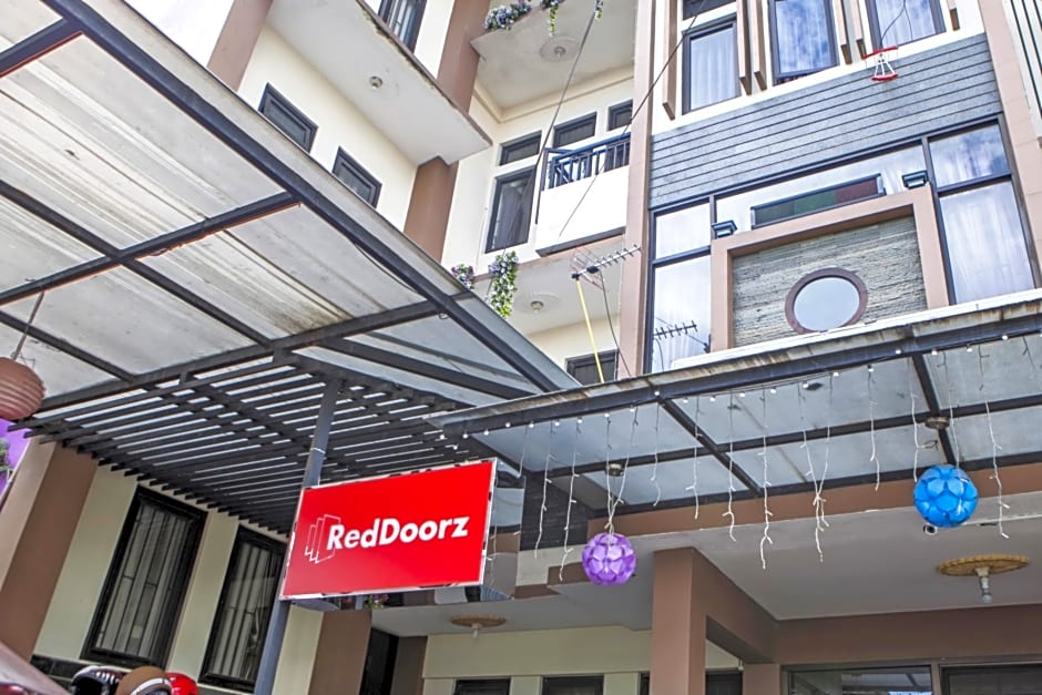 RedDoorz Plus near Isola UPI