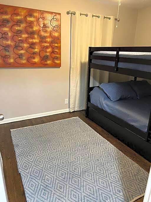Modern & Cozy 2 bedroom home near downtown Shawnee