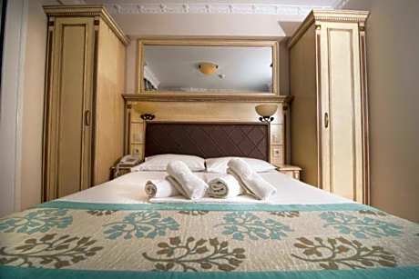Deluxe Double Room with Side Sea View