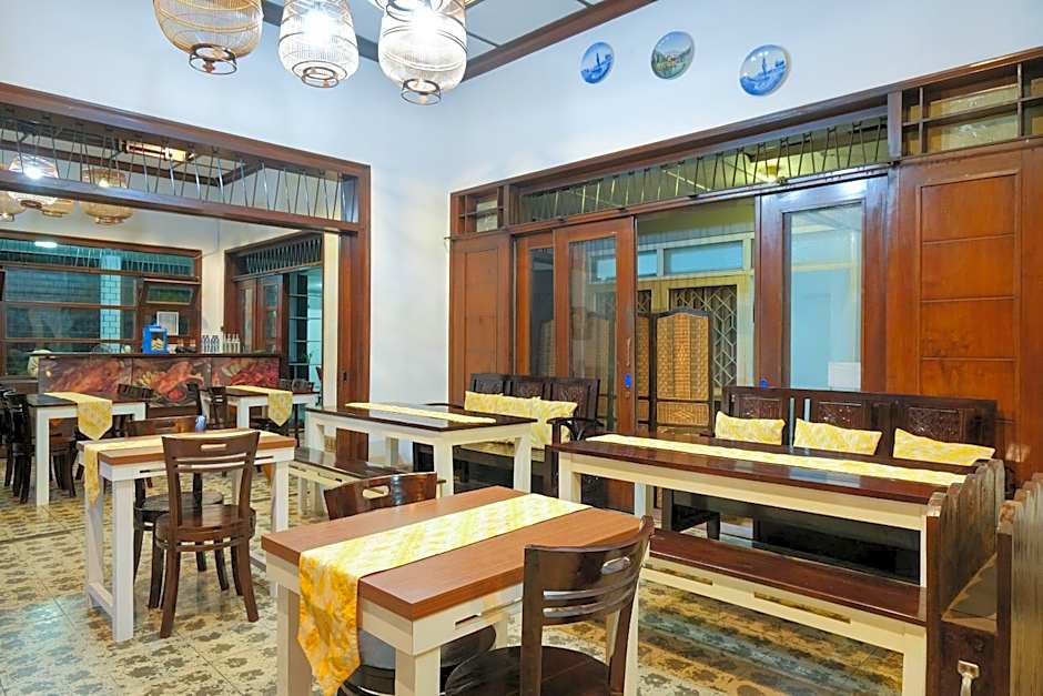 OYO 461 Hotel Madukoro Near RSI Hidayatullah