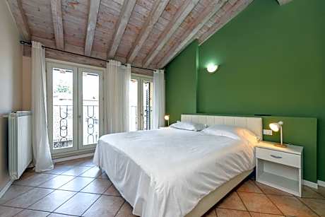 Two-Bedroom Deluxe Apartment with Balcony