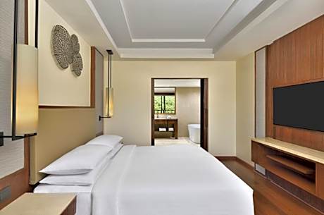 One-Bedroom Signature King Suite with Balcony and Valley View