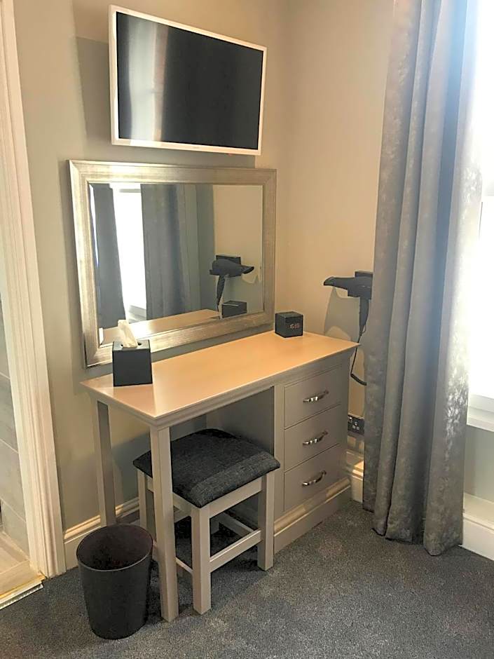 Lil's On The Waterfront