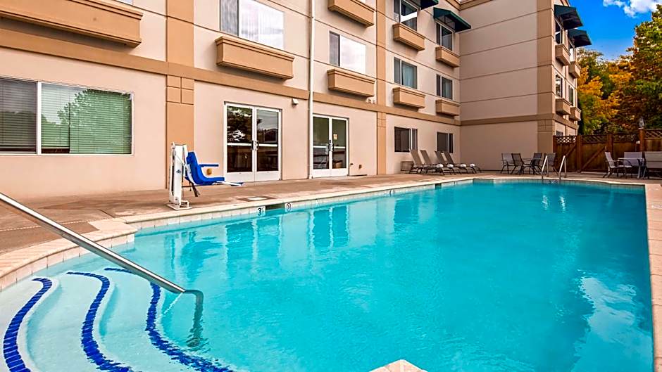 Best Western Plus Edmonds Harbor Inn